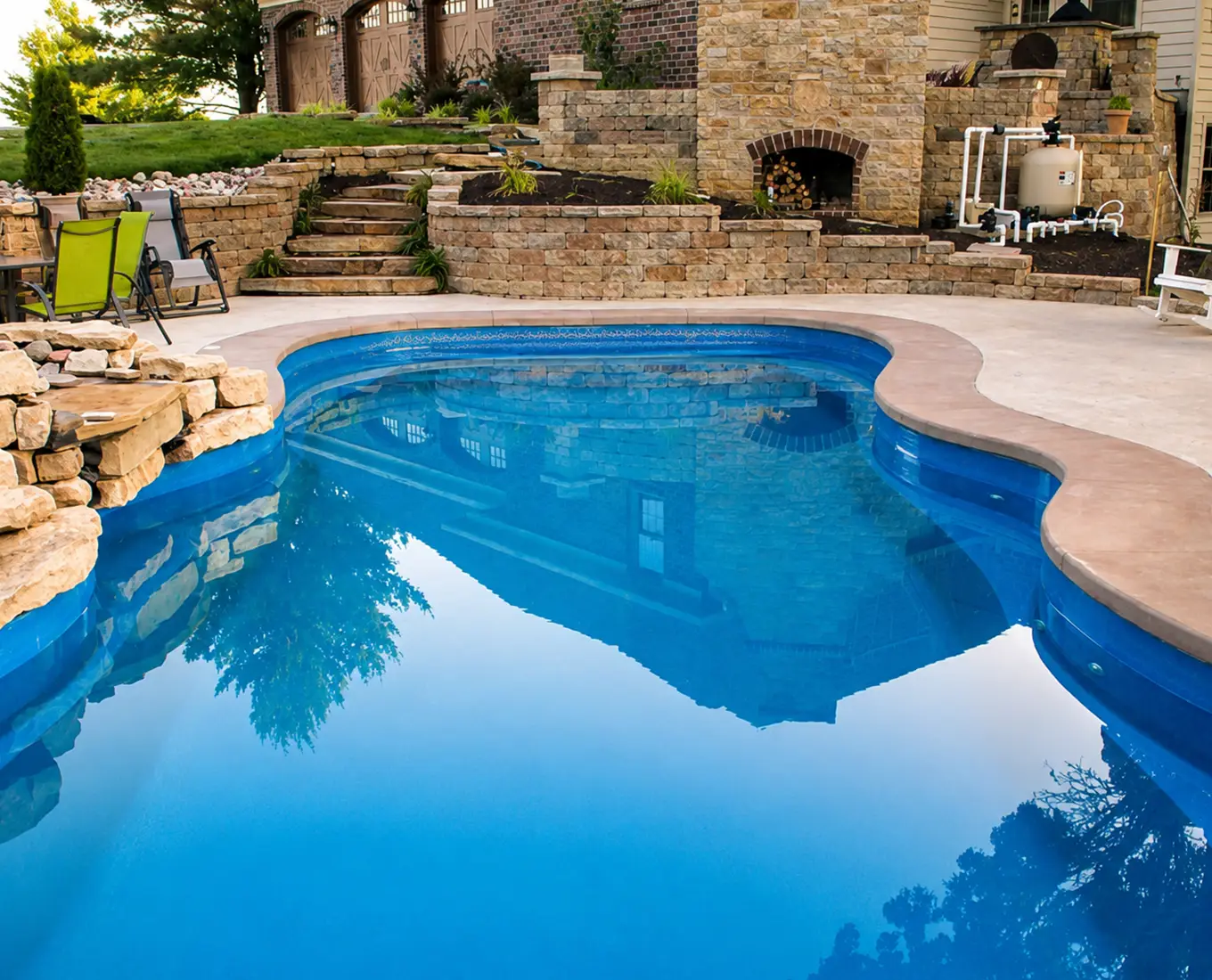 Curvy-shaped fiberglass pool - Columbia IL